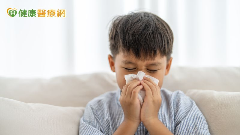 秋冬鼻子過敏易加劇 打噴嚏、流鼻水別再當感冒!老中青少影響原因各不同