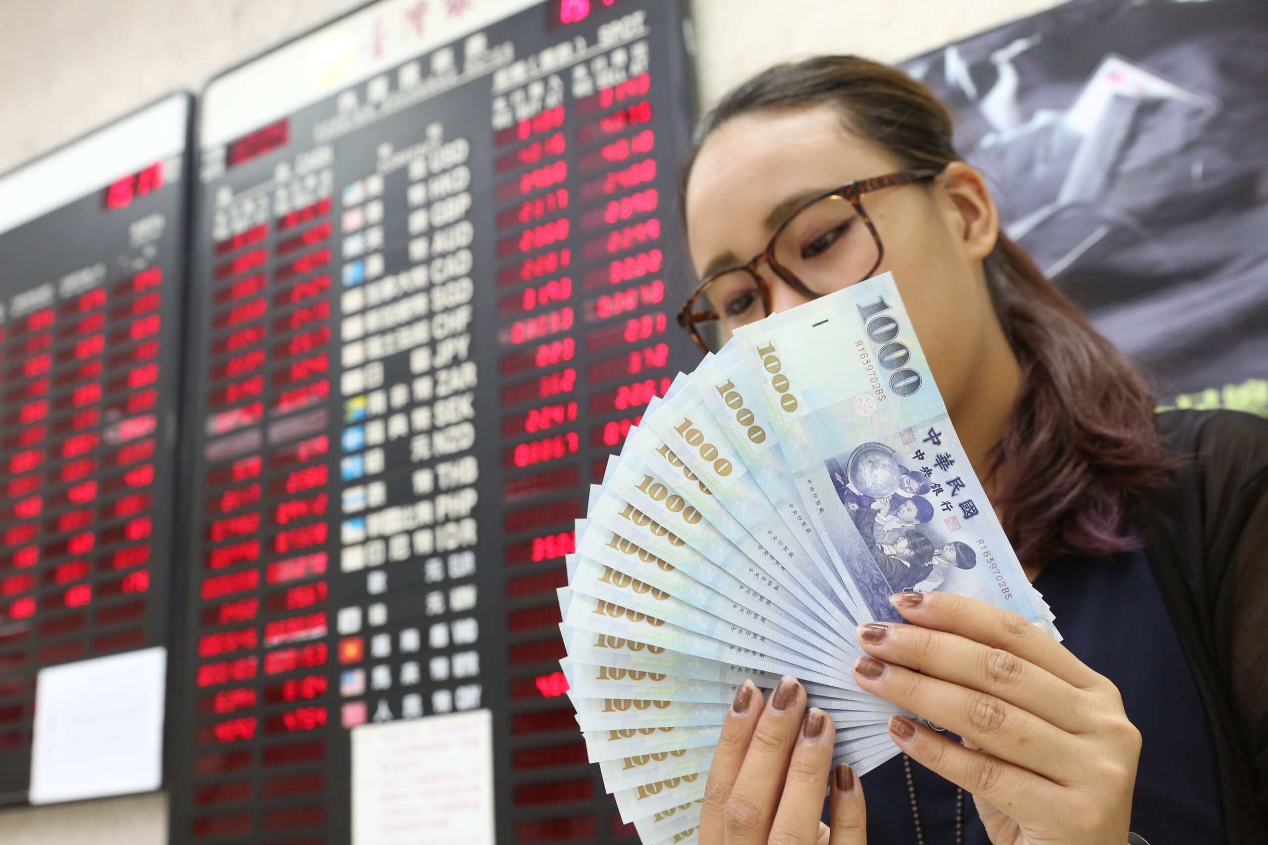 身分證尾數0或1搶頭香!普發現金明天8時登記 最快11/11入帳