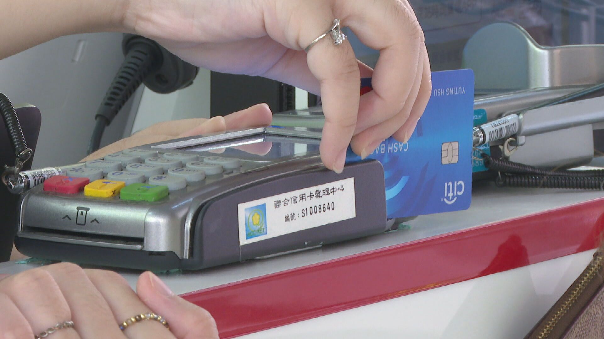 2台人赴新加坡集團犯罪!盜刷百萬買iPhone轉手 遭判刑入獄