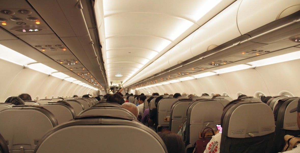 海關休假搭機「性騷、恐嚇空服員」 遭重懲2大過免職