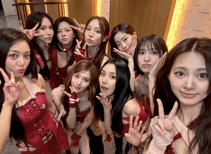 TWICE來了! 出道十年首度台灣開唱2/立委黃捷穿「藍背心」秀舞技 中央公園熱跳TWICE應援