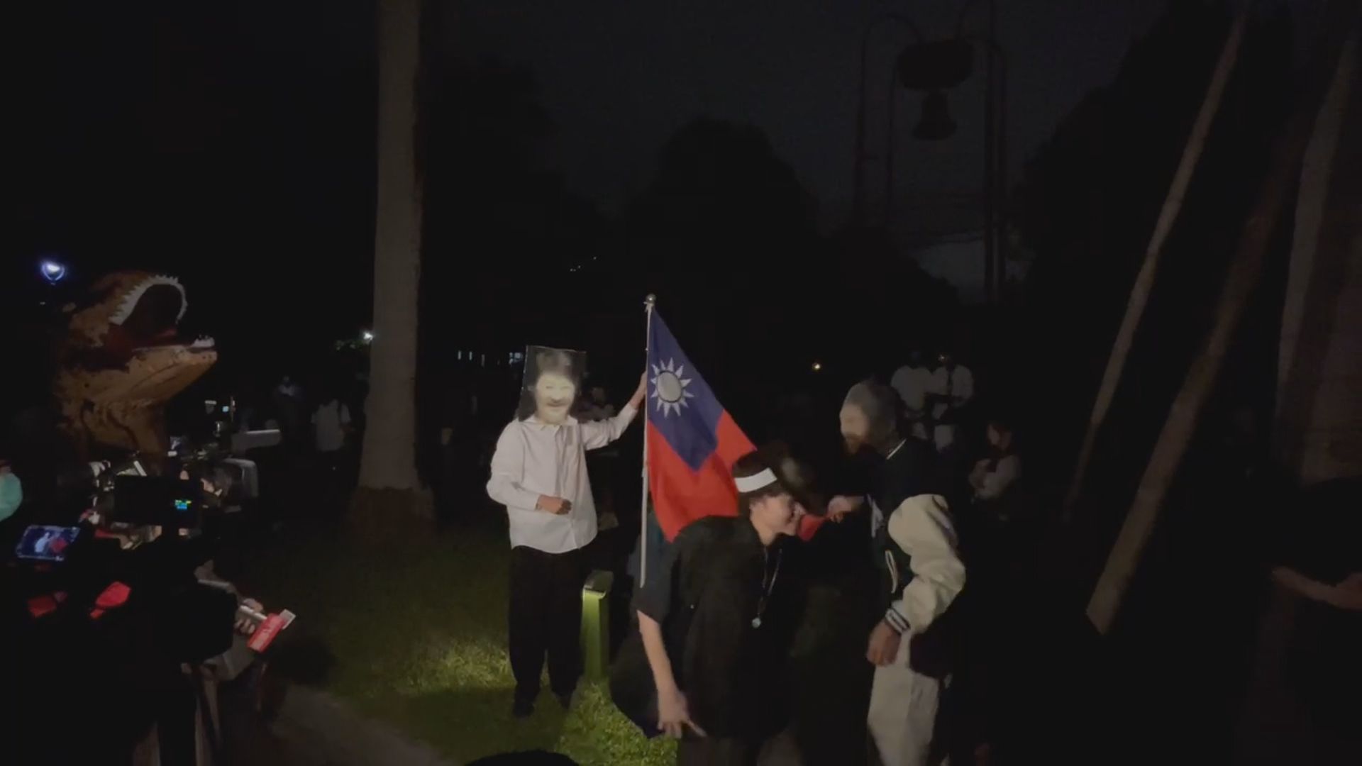 台大萬聖節「盧媽媽」大軍出沒 網:今年萬聖節最夯裝扮