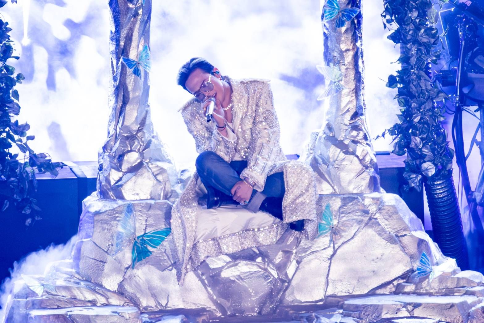 GD穿全新銀色亮片裝「4萬人瘋喊龍哥」 粉絲頻插話被吐槽「話太多」