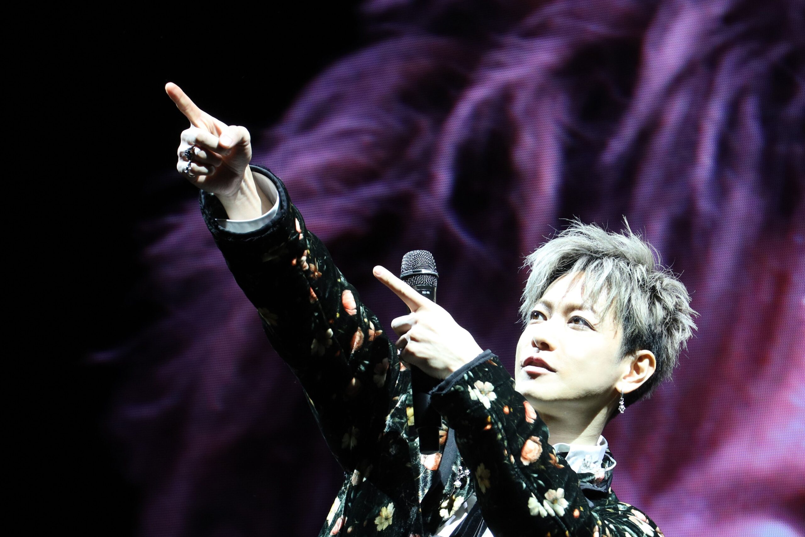 佐藤健高喊「ㄍㄟˋ婚」向3千台粉求婚 從6樓觀眾席現身繞場寵粉