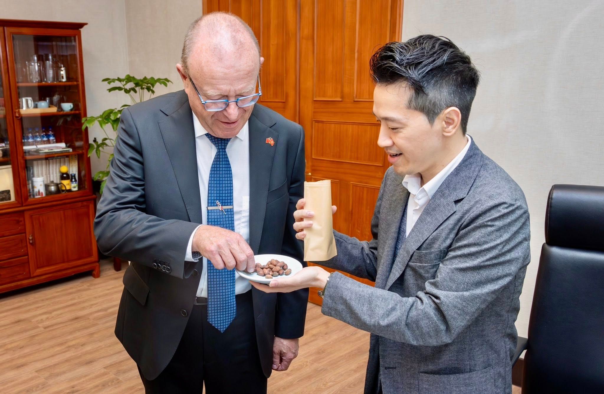 何志偉拿「台灣可可豆」招待 瑞士外賓驚訝另一個MIT世界冠軍