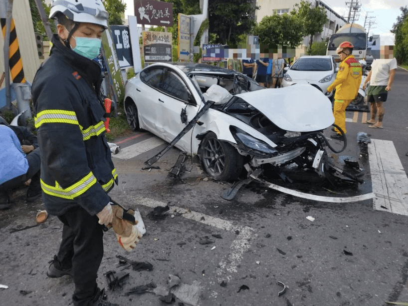 特斯拉追撞水泥車再擊落機車 駕駛傷重不治釀7傷