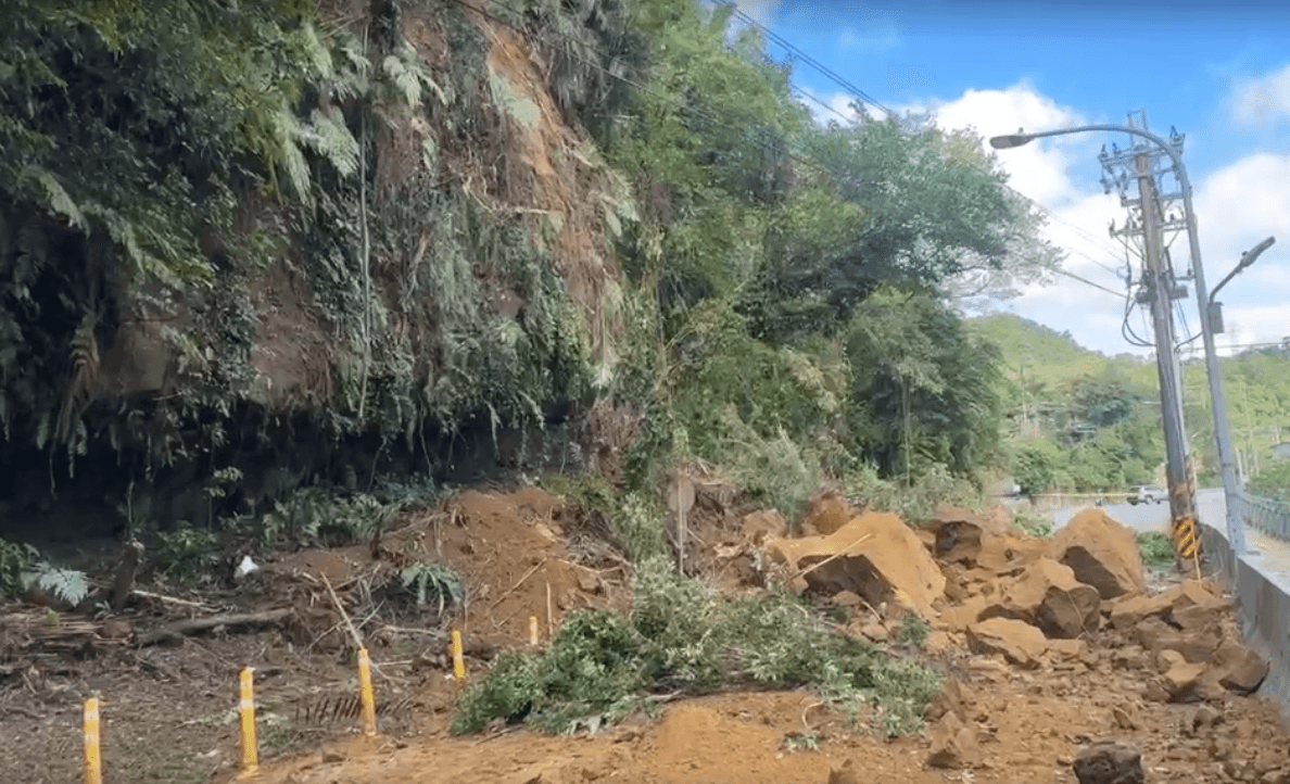 基隆連日豪雨致邊坡坍塌 50噸落石阻斷交通