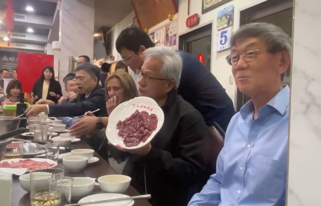 來幫台積電加油!黃仁勳快閃沒空逛夜市 吃鍋補冬俏皮秀溫體牛
