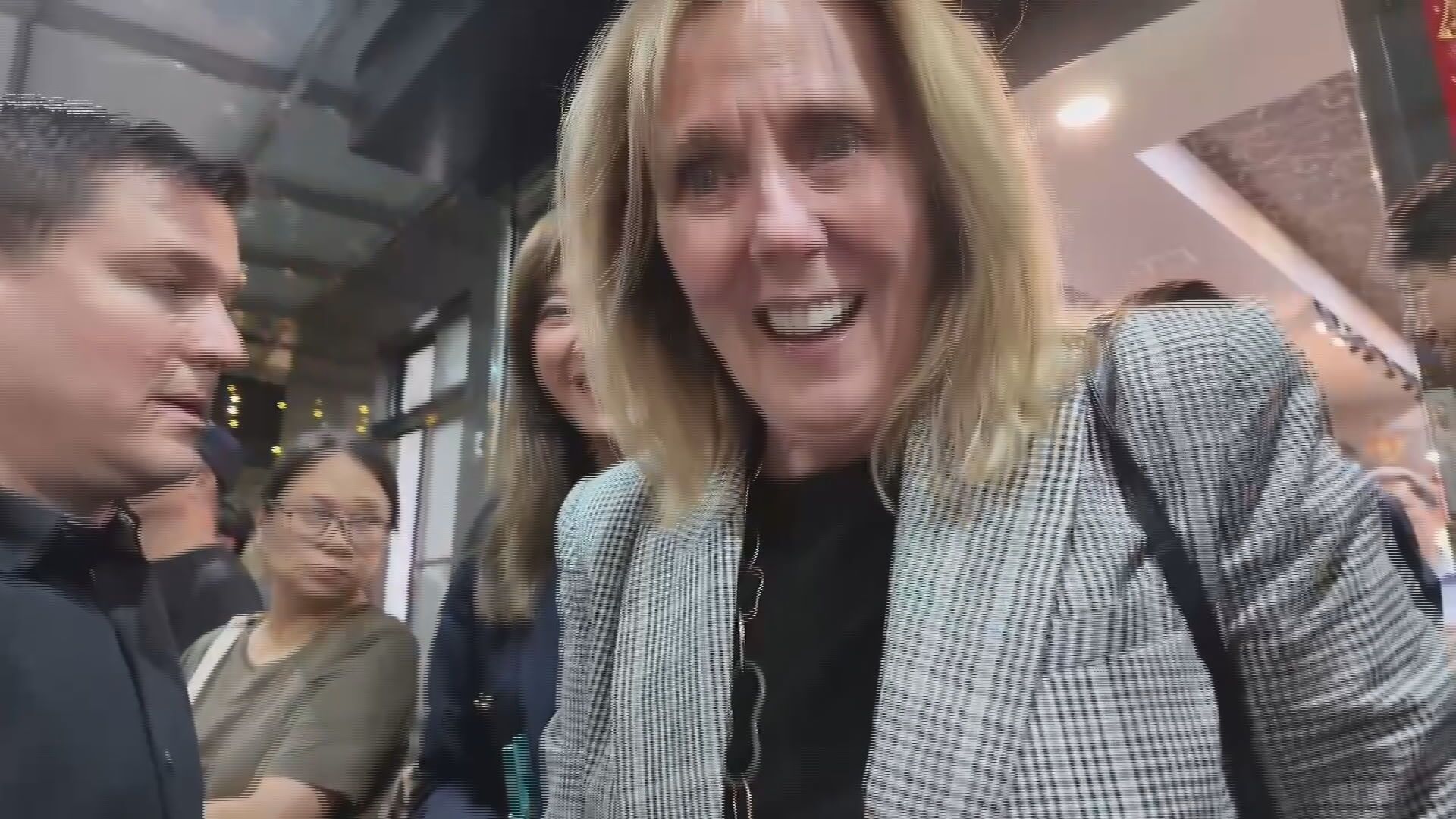 黃仁勳訪台 輝達營運執行副總裁Debora緊跟在側