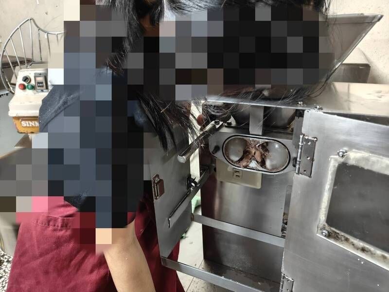 未照SOP用推擠棒釀憾事 犁記女員工捲攪拌機「三指重創」