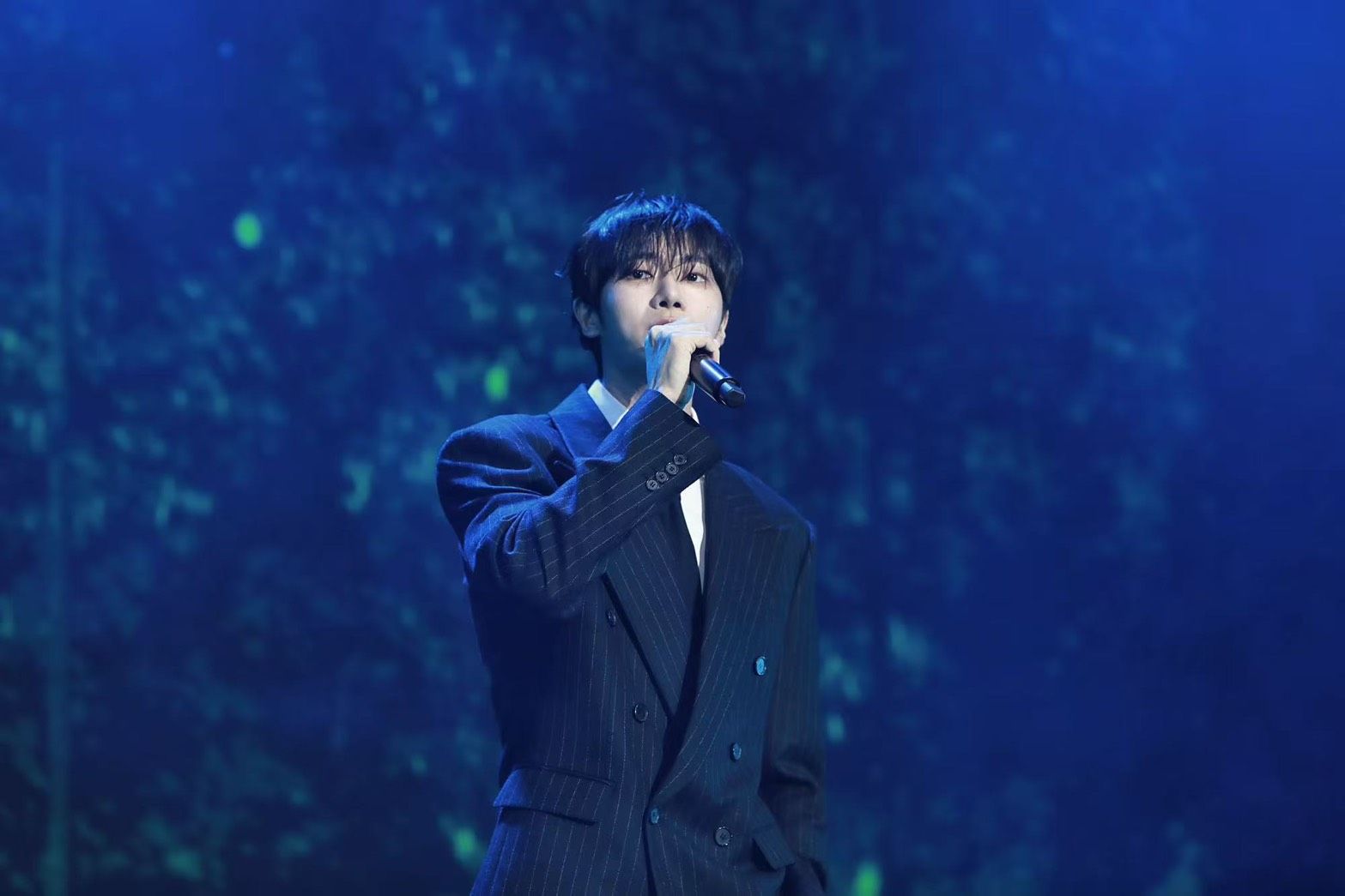 秋泳愚化身「台版校園男神」登場 笑稱「來台胖了」讚美食吃到停不下來