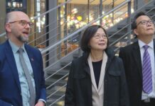 小英訪德友好升溫 分享台灣民主韌性2/德國跨黨派議員歡迎酒會 蔡英文聽見「乾杯」超驚喜