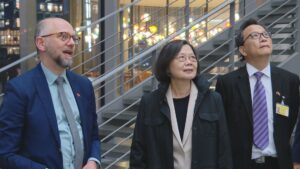 小英訪德友好升溫　分享台灣民主韌性2／德國跨黨派議員歡迎酒會　蔡英文聽見「乾杯」超驚喜