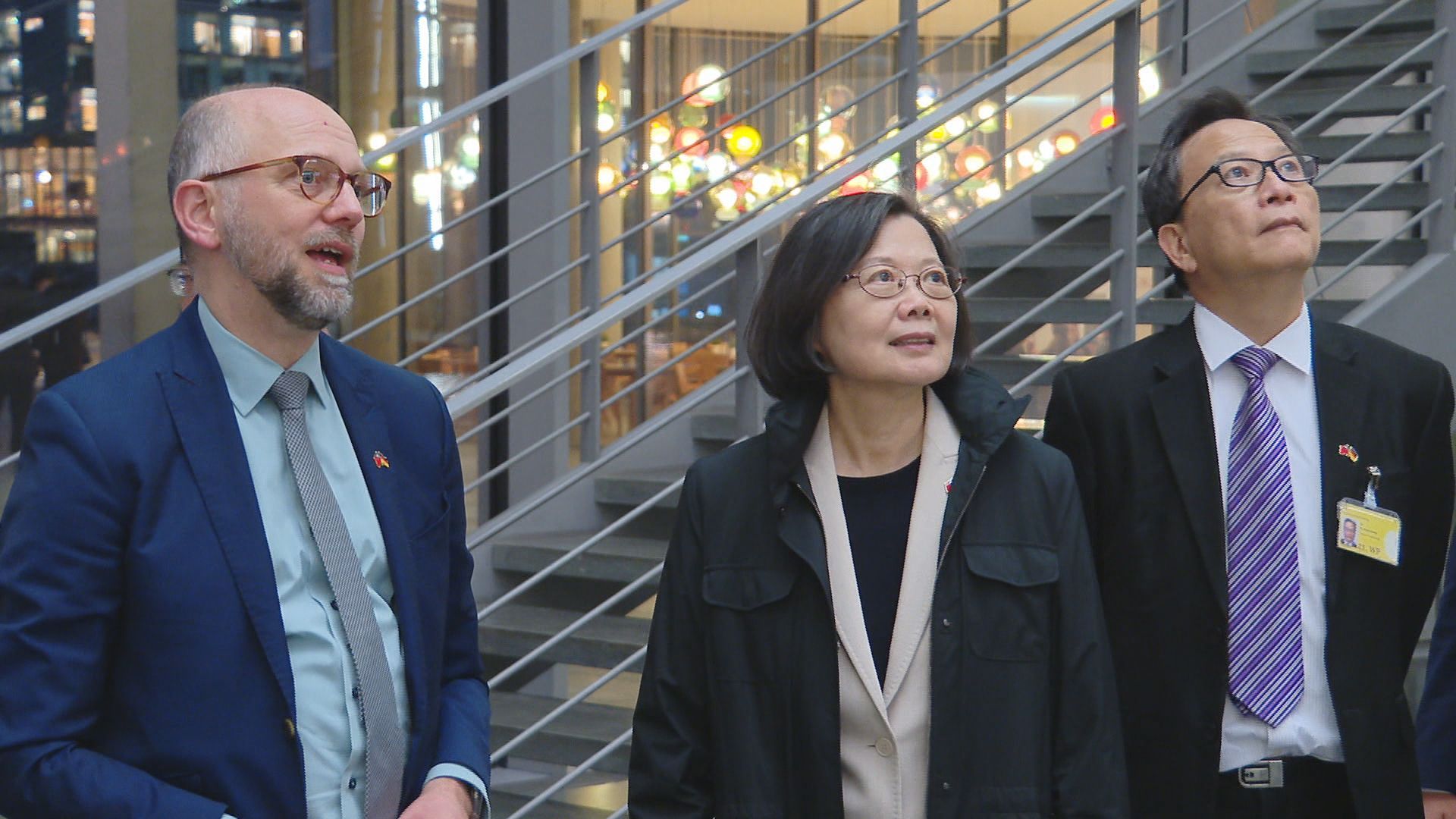 小英訪德友好升溫 分享台灣民主韌性2/德國跨黨派議員歡迎酒會 蔡英文聽見「乾杯」超驚喜