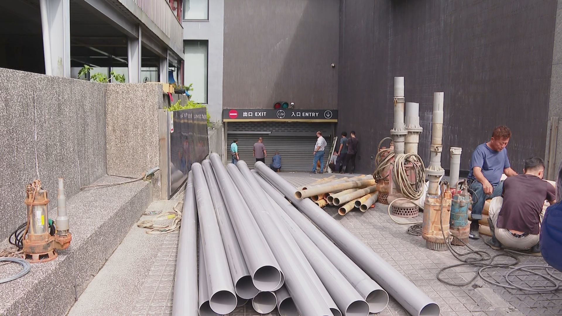 共伴暴雨襲宜蘭 分洪道卡關挨批9/蘇澳大雨煙波大飯店也遭殃 地下室30輛車都泡水