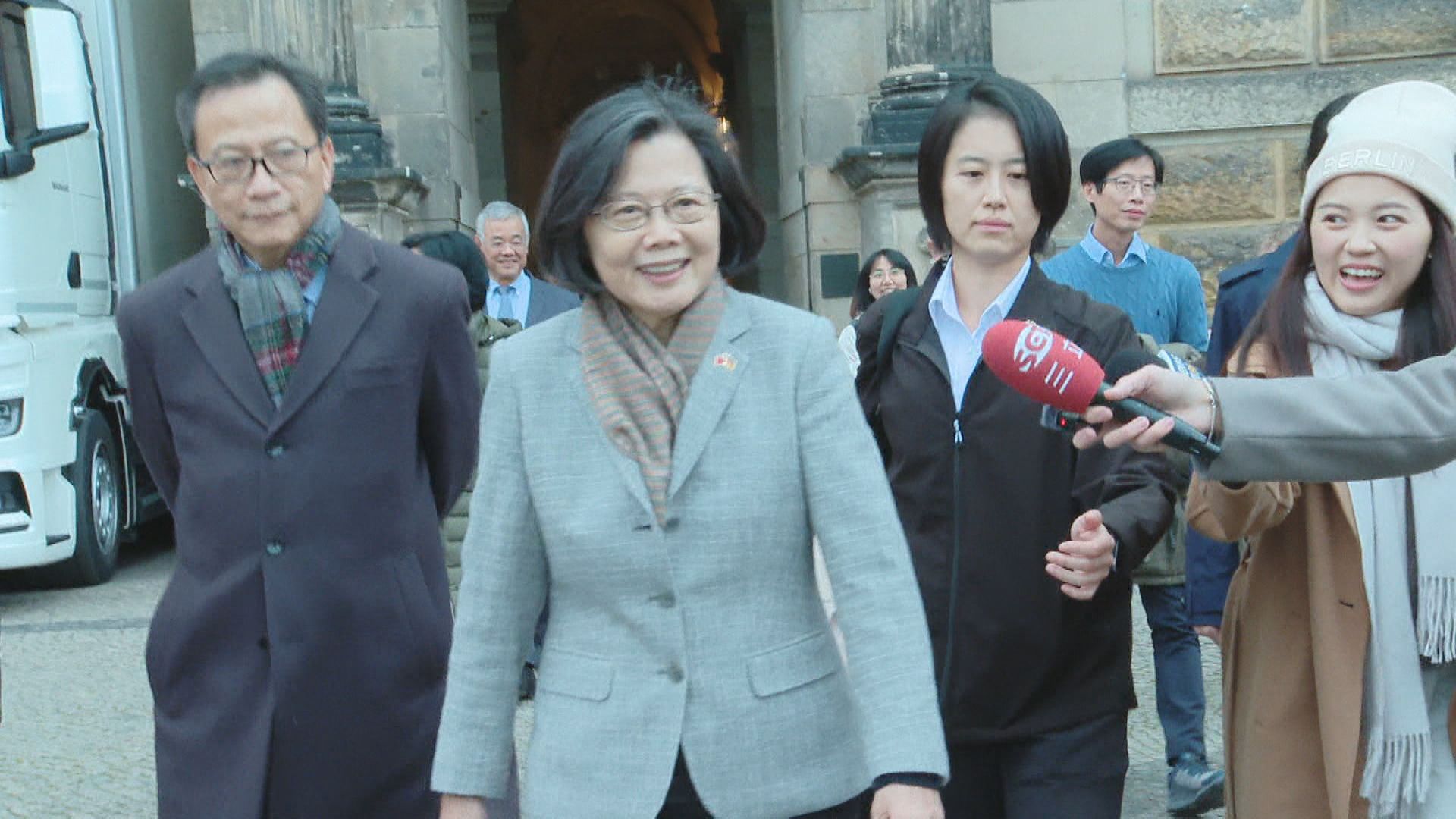 小英參訪「歐積電」 見證台德科技合作2/紅到海外!波蘭青年找蔡英文合照 嗨喊:有追蹤她IG