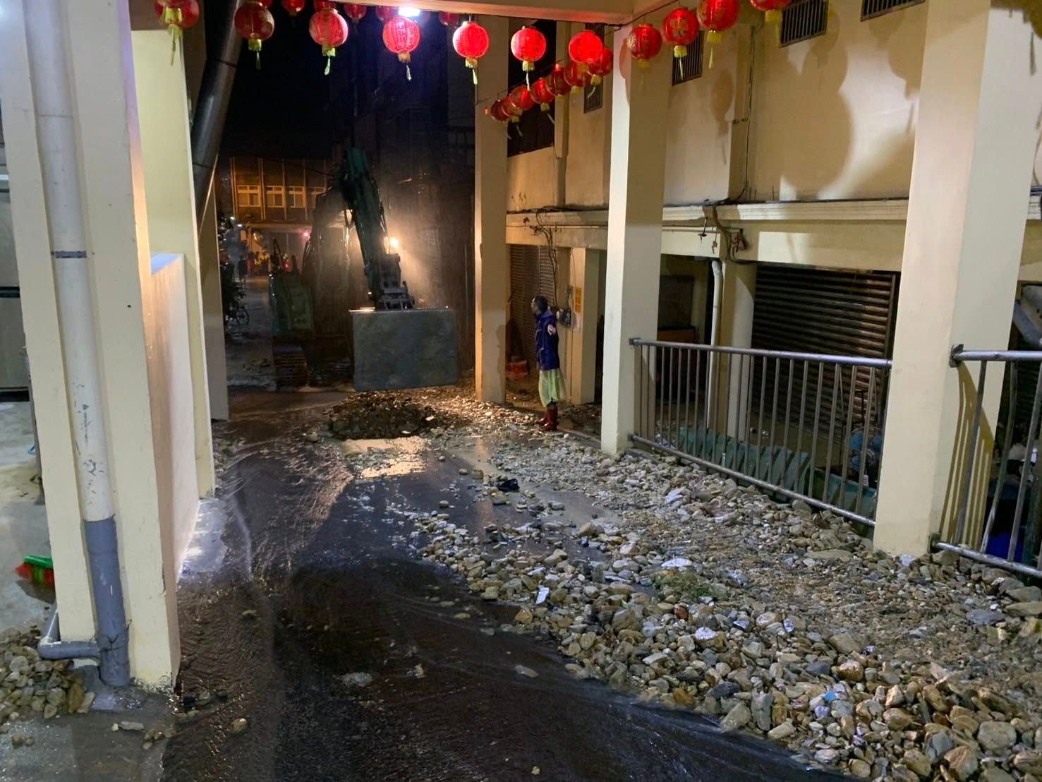 共伴暴雨襲宜蘭 分洪道卡關挨批5/土石流灌進池碧宮 2車遭黃泥水困停車場