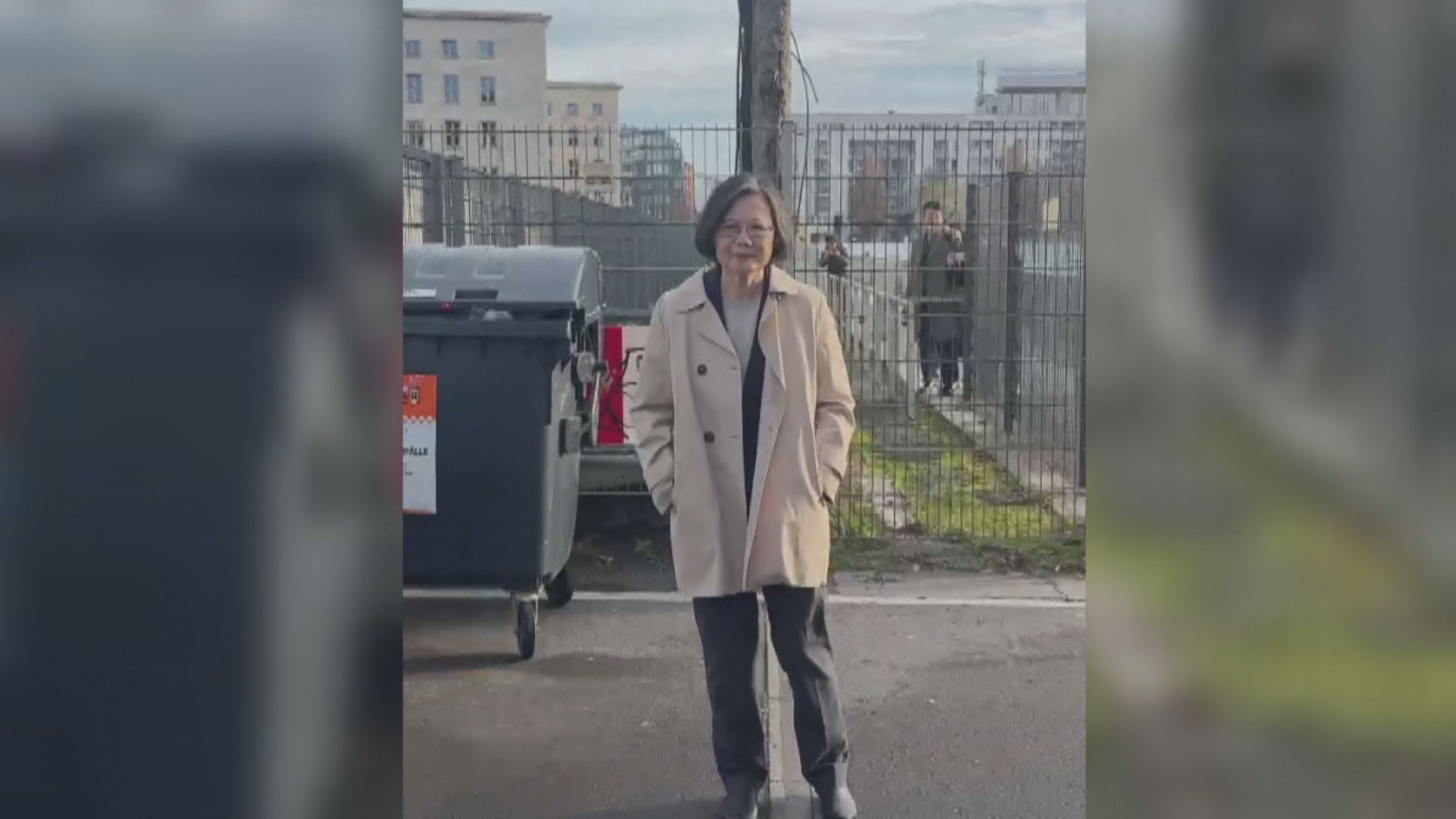 經典畫面!蔡英文紀念柏林圍牆倒 腳跨「昔東西德交界」