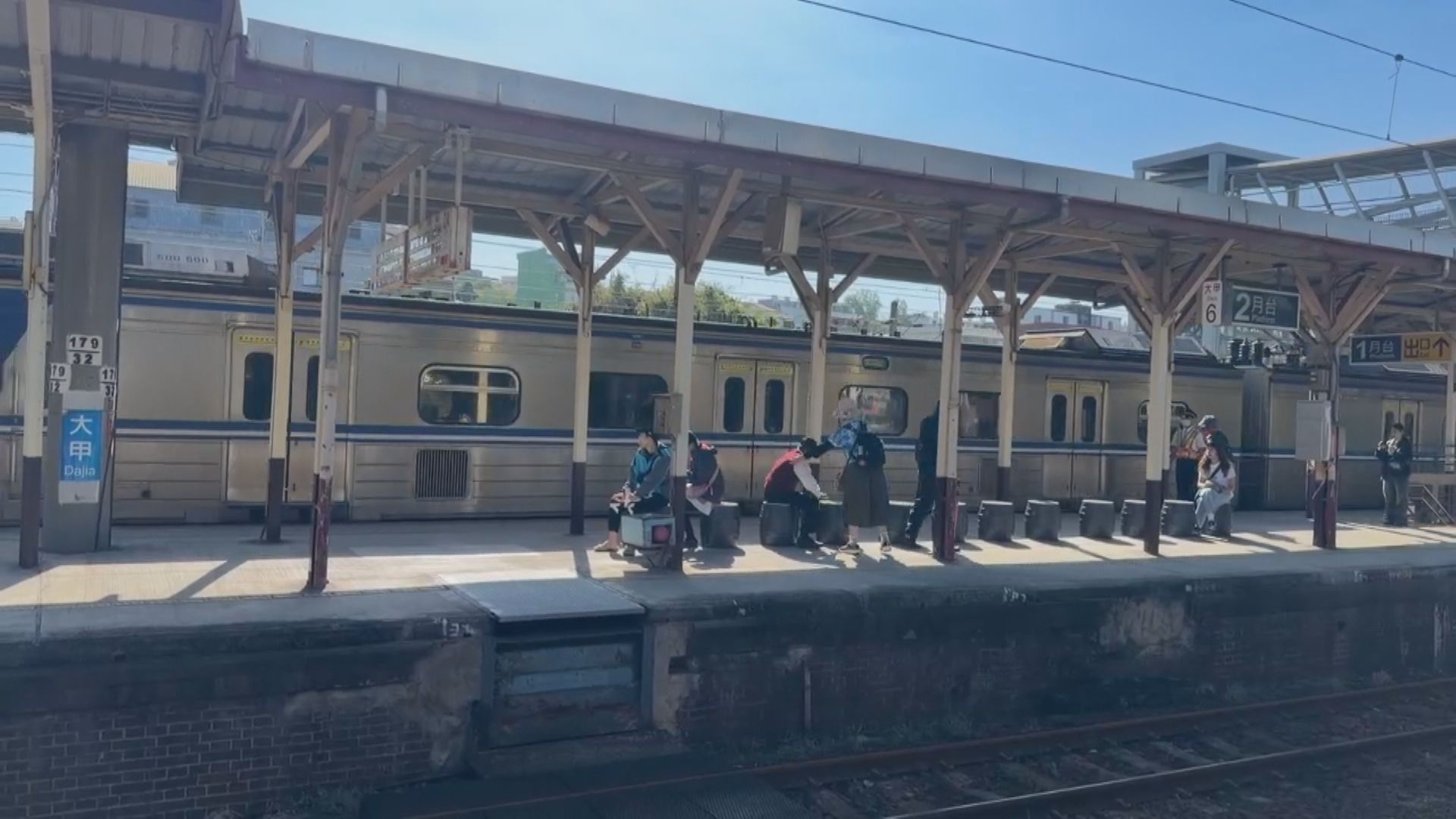 大鬧大眾運輸工具 脫序行為擾人1/婦連兩天搭自強號占座 不聽勸被警抬下車