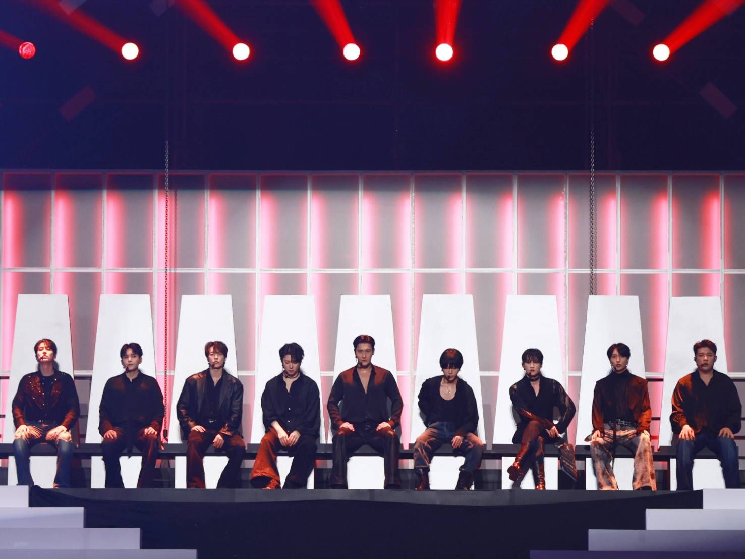 台灣E.L.F.辦到了!60台無人機大巨蛋升空 SJ東海再許願「想看杜拜水舞秀」