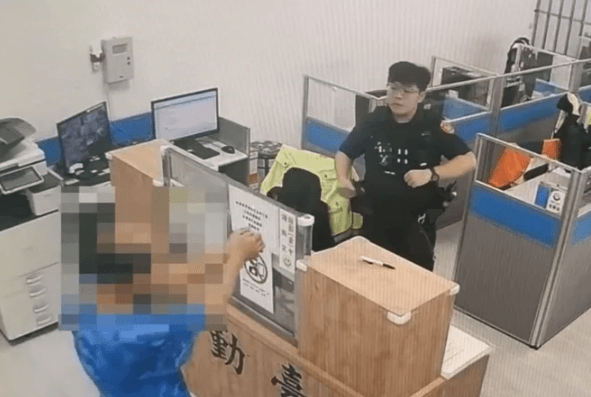 華僑騎車投案要警上銬 稱「起床心情差」狠殺妻遭收押