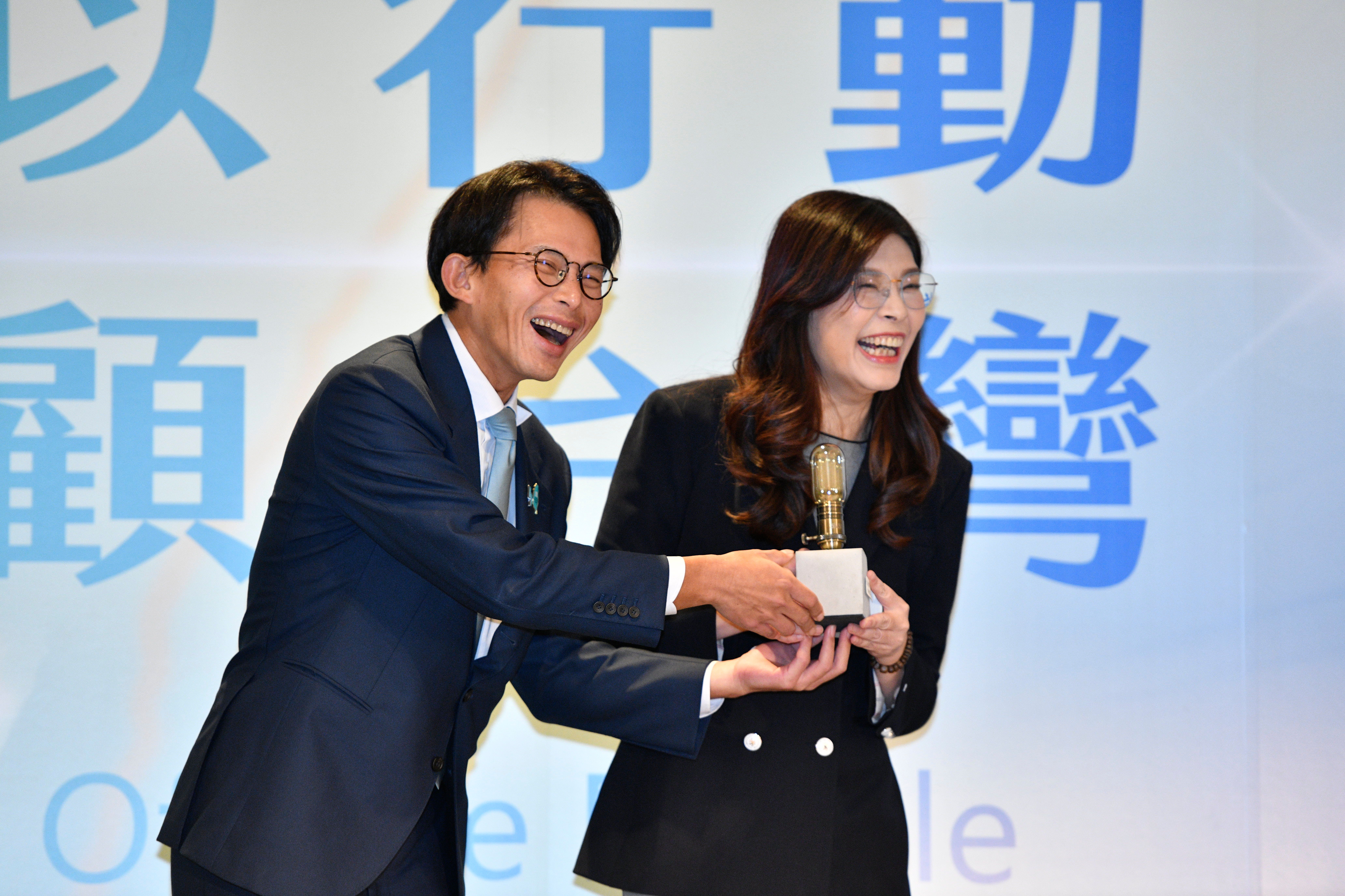 黃國昌送鄭麗文「水泥燈」!卓冠廷:職業關燈手連燈都自己準備好