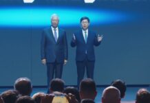 郭台銘「白髮造型」驚喜現身鴻海科技日 破冰同台劉揚偉