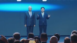 郭台銘「白髮造型」驚喜現身鴻海科技日　破冰同台劉揚偉