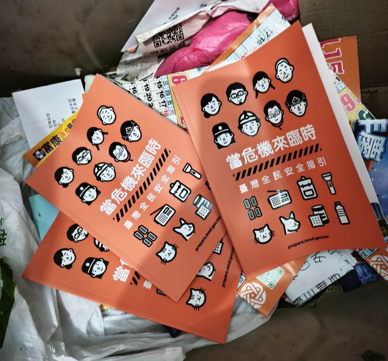 昔喊發今嫌浪費!謝寒冰酸國防手冊「沒好」 網翻舊片打臉