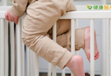 三歲童上舖跌落以為沒事 隔日清晨反覆嘔吐送醫緊急開顱救回一命