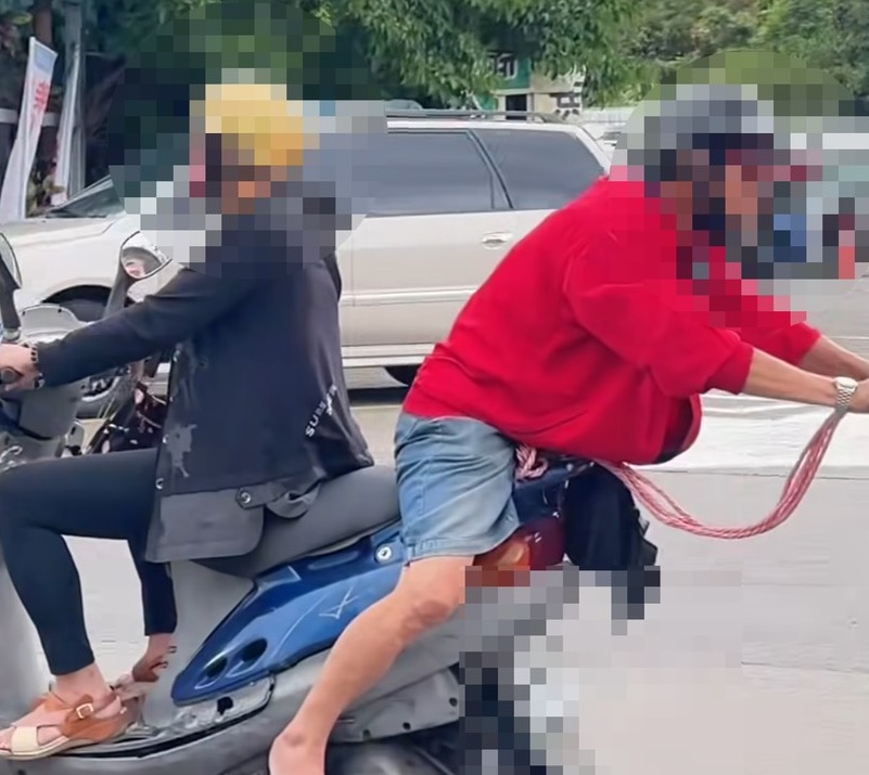 台灣人騎機車什麼都能載?大溪阿伯「超強核心姿勢」拖盆栽上路 f6d56qe