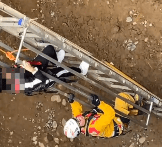 怎麼開的?八德女駕駛衝進捷運工地 連人帶車掉入8米深坑洞 g545gw45