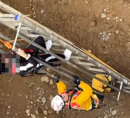怎麼開的?八德女駕駛衝進捷運工地 連人帶車掉入8米深坑洞 g545gw45