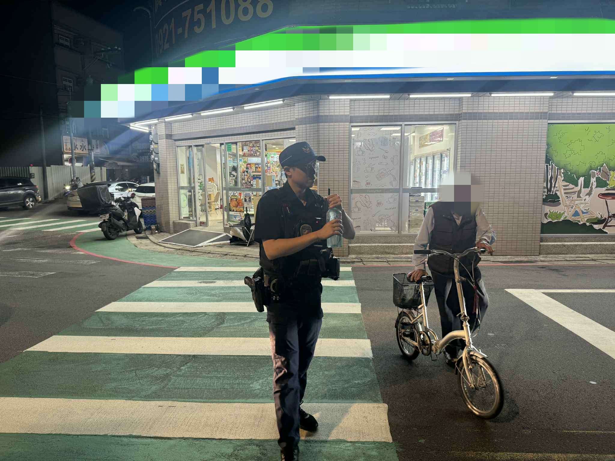 中壢9旬翁深夜牽腳踏車徘徊 警耐心溝通查身分
