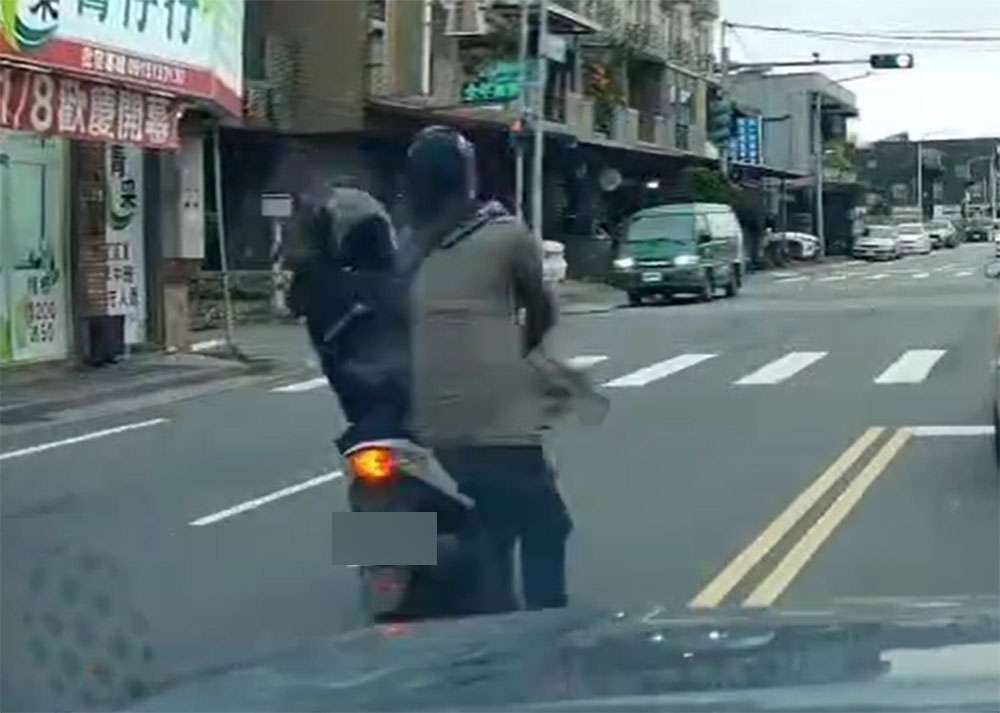 【有片】桃園帝王行人奔跑闖越馬路 騎士閃避不及雙雙慘摔