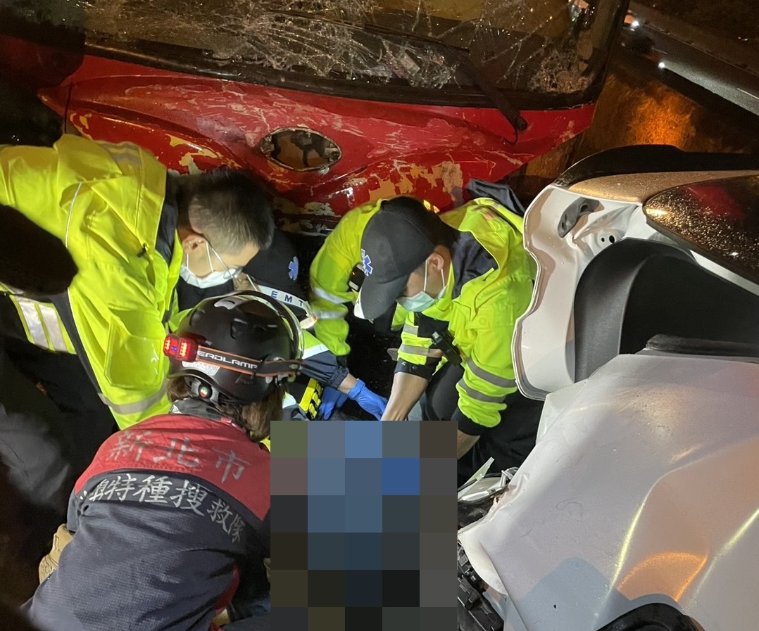 國1五楊高架4車連環撞 女駕駛下車查看遭客運撞死 jh6j56