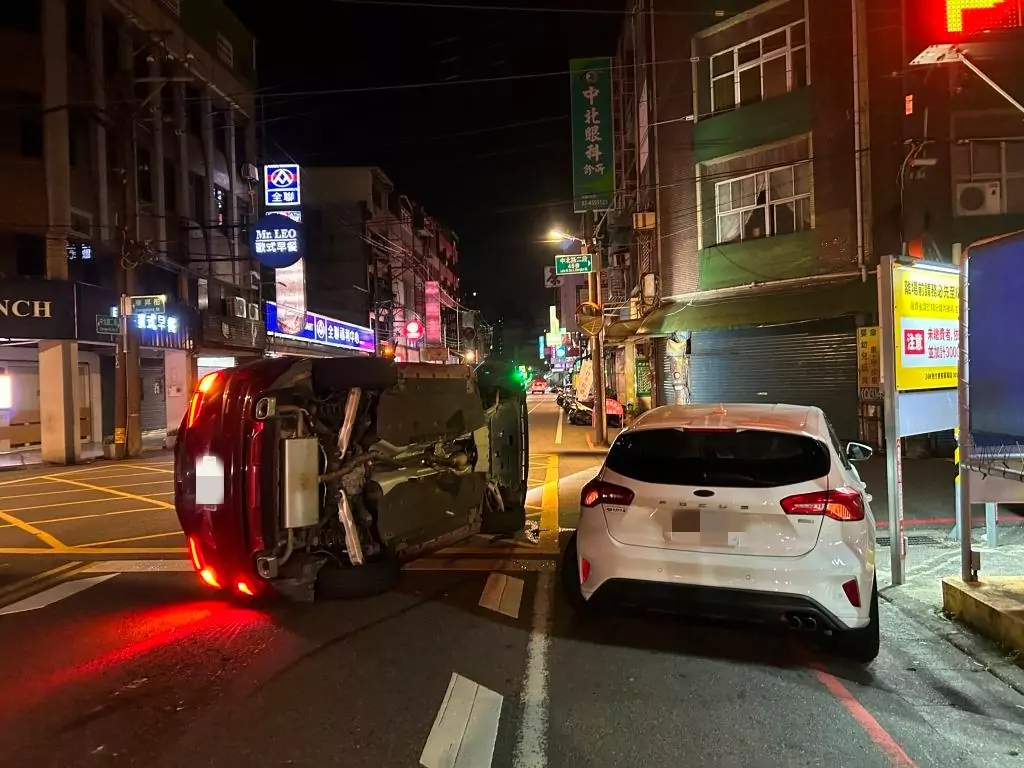 尷尬!中壢小客車深夜撞違停汽車 當場側翻卡路中 sgjkl5 4
