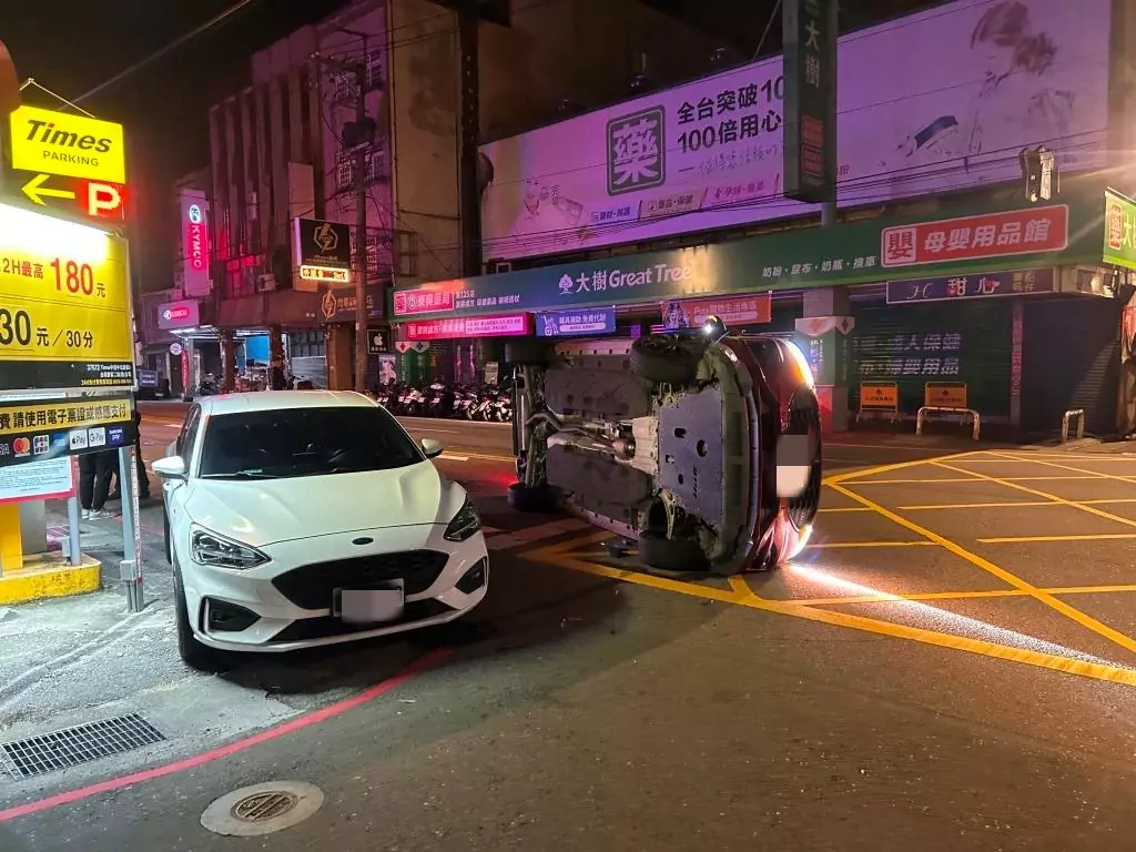 尷尬!中壢小客車深夜撞違停汽車 當場側翻卡路中 sgjkl5 5