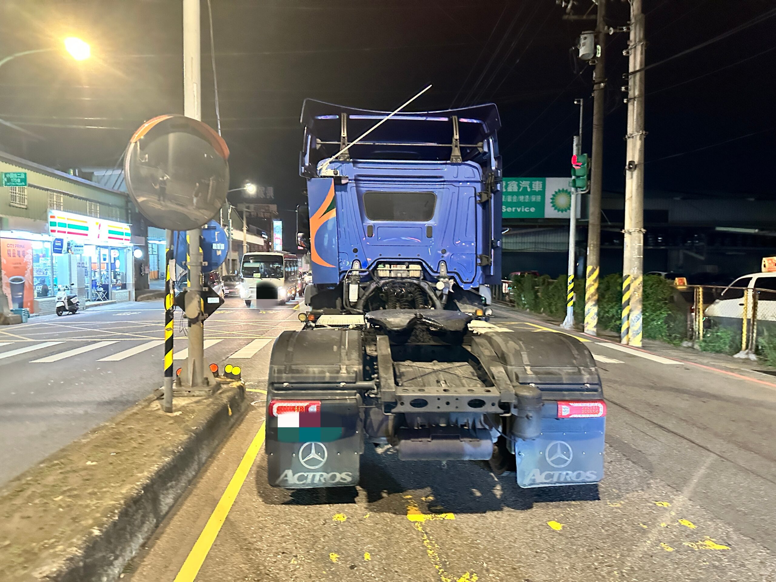 【有片】驚悚瞬間曝!中壢黑衣女子夜間闖越馬路 遭大貨車撞骨折 ye5g6 3 scaled