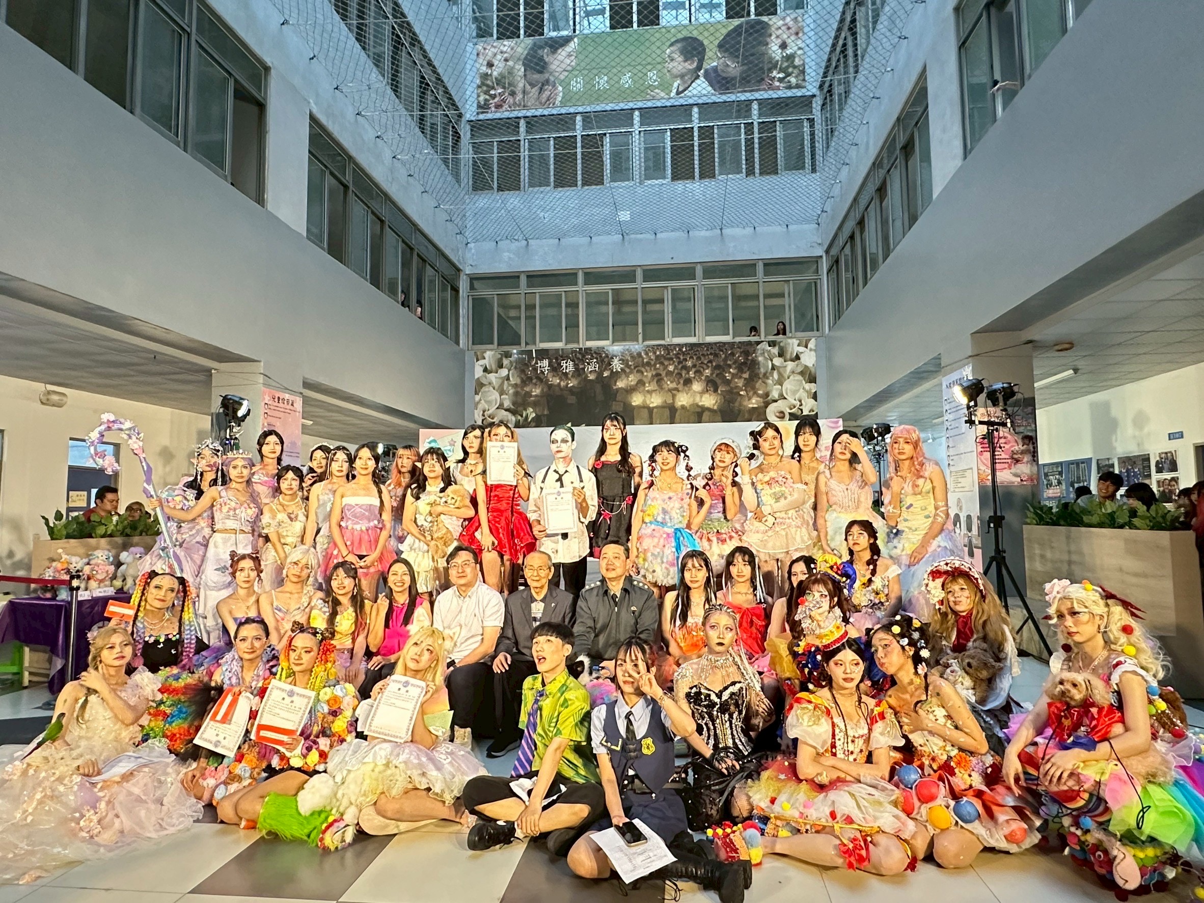 圖說一：新生醫專美容造型科今12日盛大舉辦「玩色奇想．創意嘉年華」。圖：新生醫專