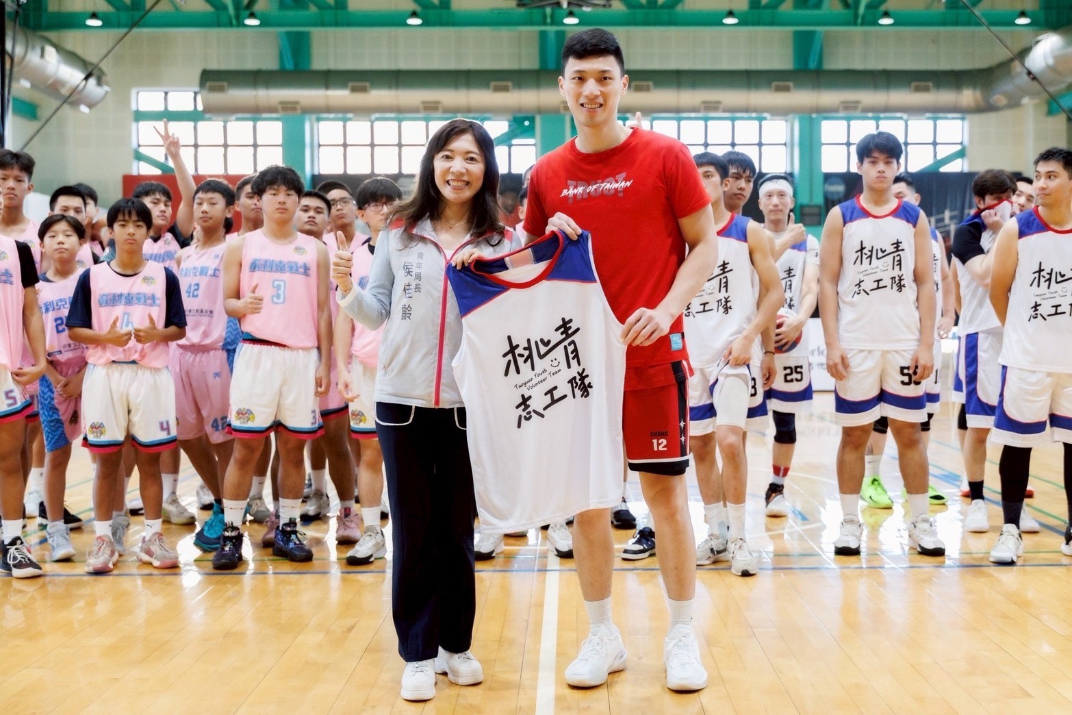 致贈桃青志工隊球衣 0 0