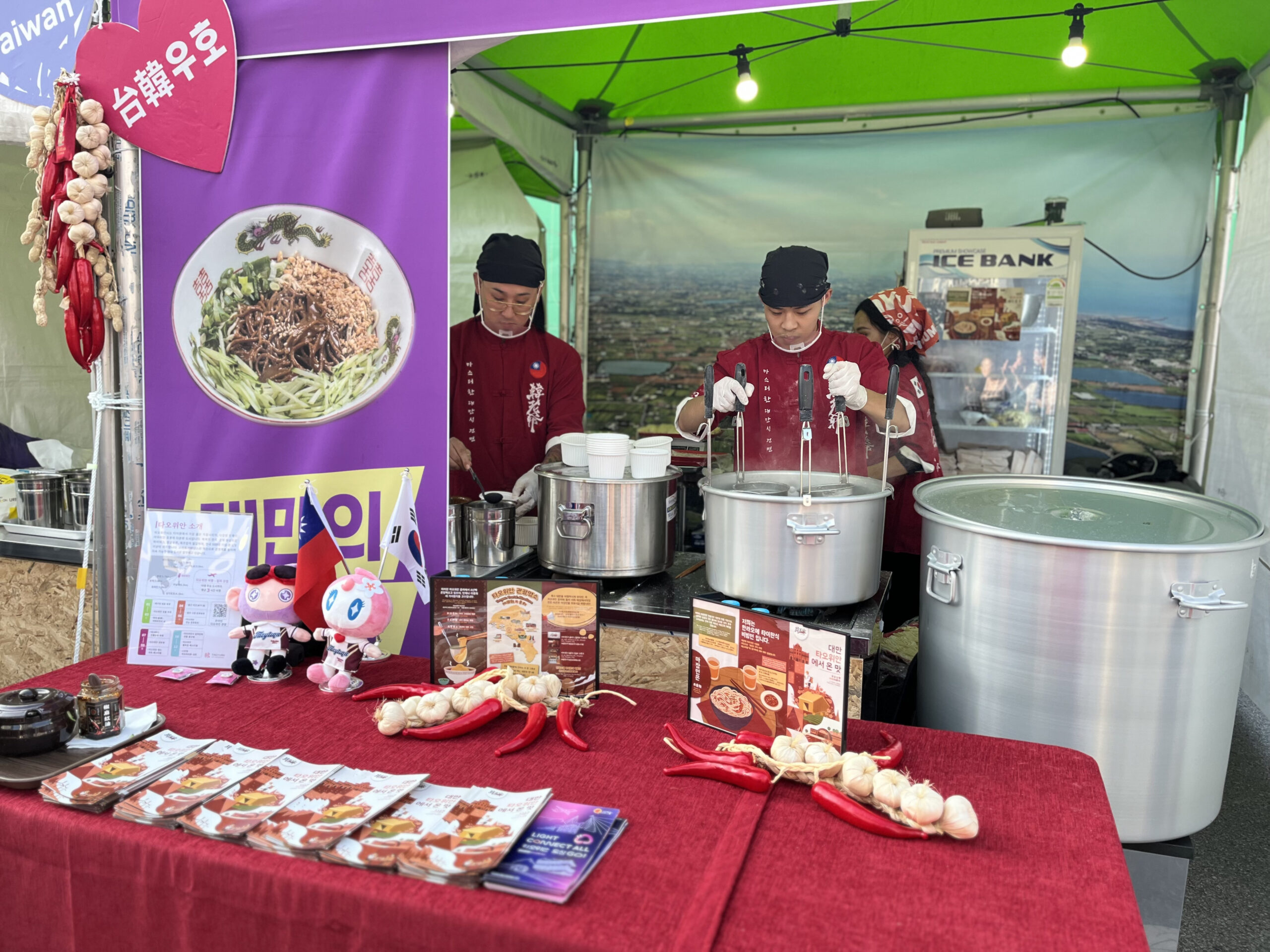 桃園連3年參加韓國龜尾拉麵慶典 傳遞台灣經典好滋味 韓老爺廚師現場烹調美味的麻醬麵 scaled