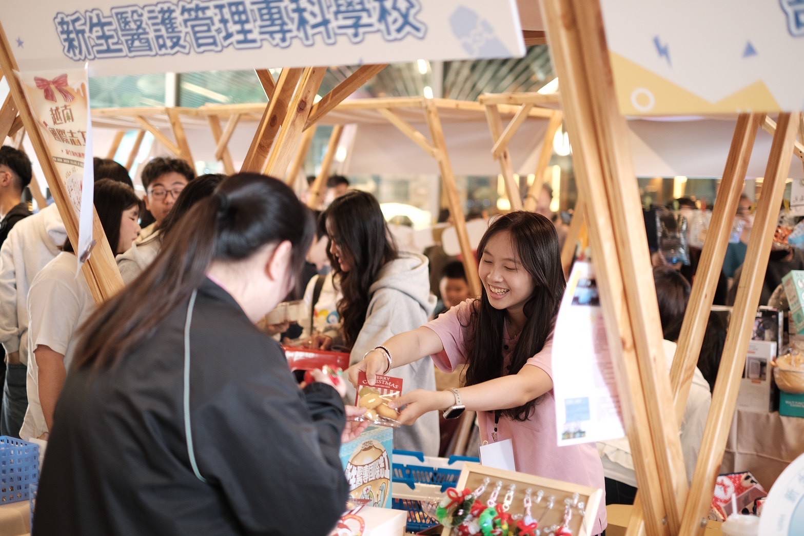 圖說三：新生醫專國際志工團隊於現場設置攤位，活動所得將全數投入明年團費。圖：新 0