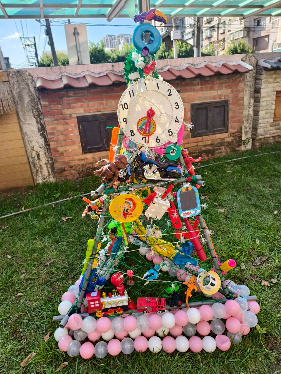 瑞埔國小02 用回收玩具製作成聖誕樹 0 0