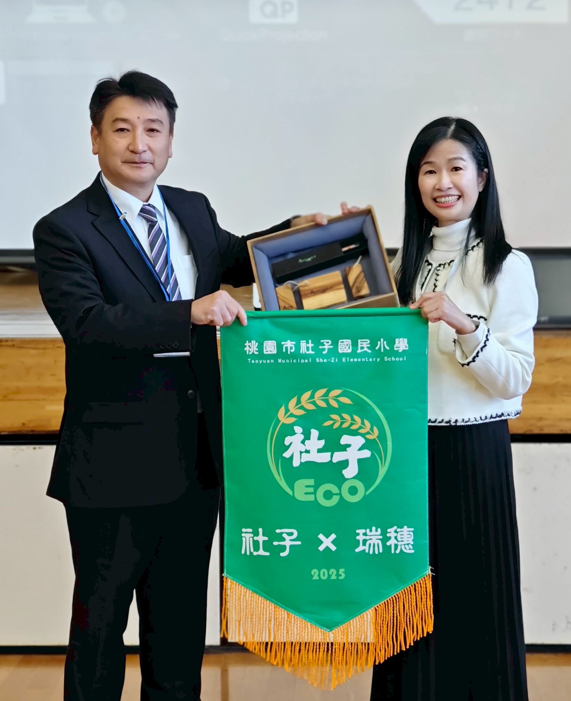 桃園新屋社子國小師生赴日交流 培養學童全球視野 社子國小01 致贈瑞穗小學學校的文創紀念品 0 0