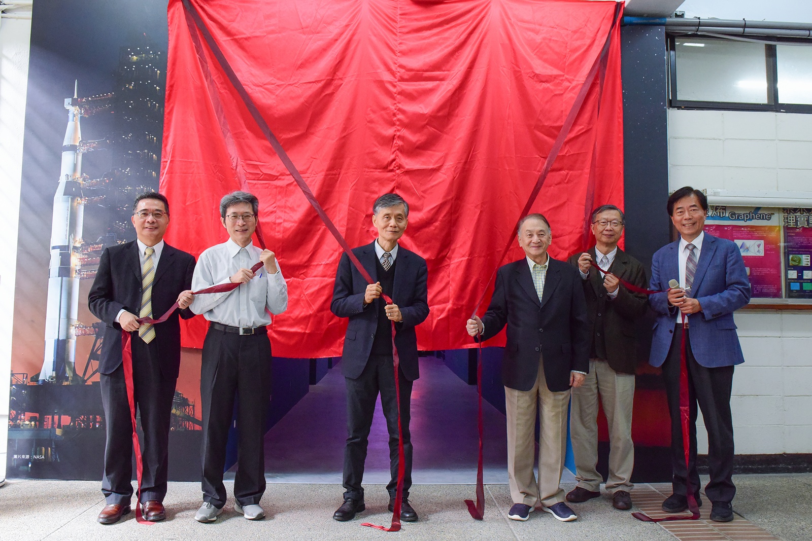 01 中原大學理學院太空科技研究中心「星空走廊」揭幕儀式，中原師長齊聚見證。（左起 0