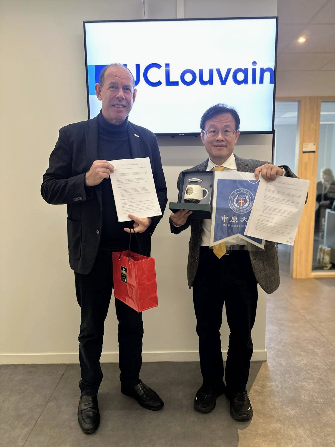 02 中原大學半導體產業學院院長傅昭銘（右）與UC Louvain研發處主任Xavier Lepot（左）代表兩