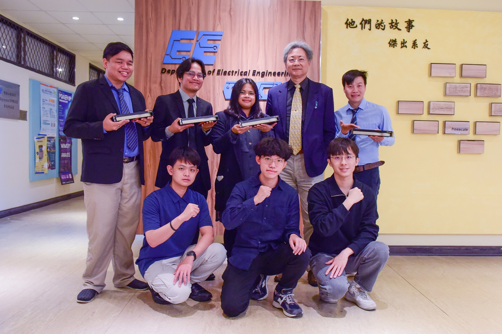 02 中原大學講座教授洪穎怡（後排右2）感謝NVIDIA提供硬體支援，協助團隊拓展量子AI於颱 0