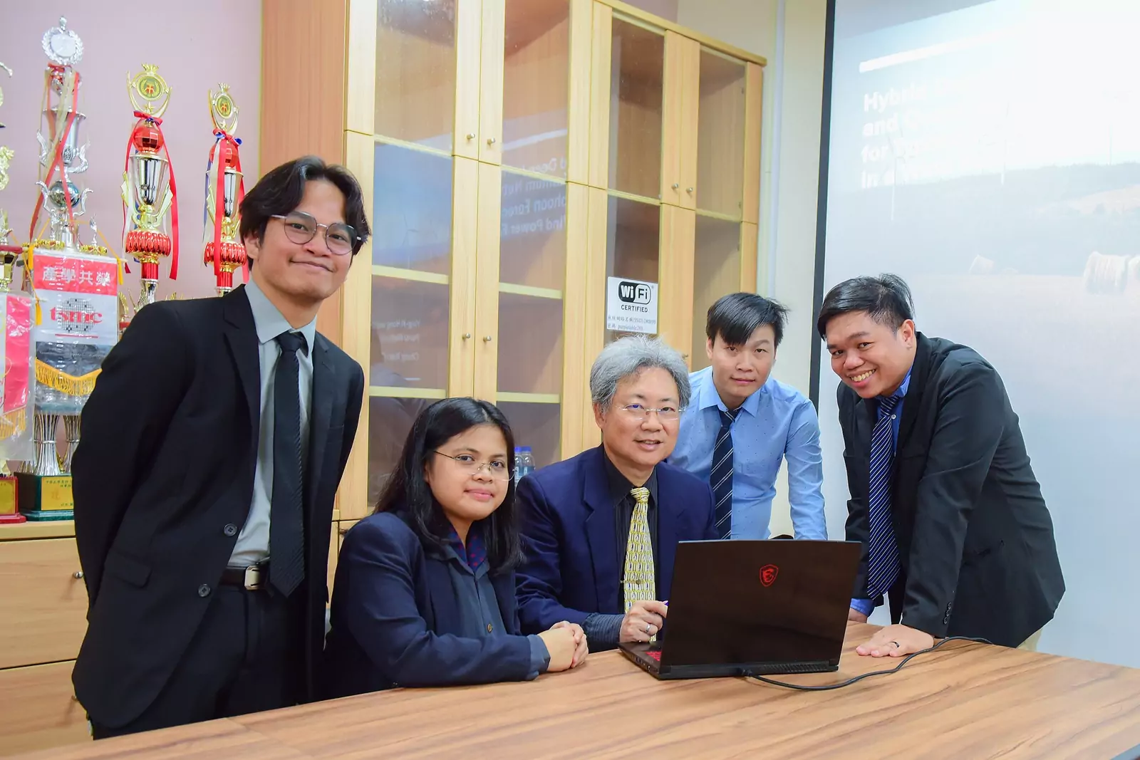 03 中原大學電機系講座教授洪穎怡（圖中）獲NVIDIA學術計畫補助，展現中原在智慧電力與 0