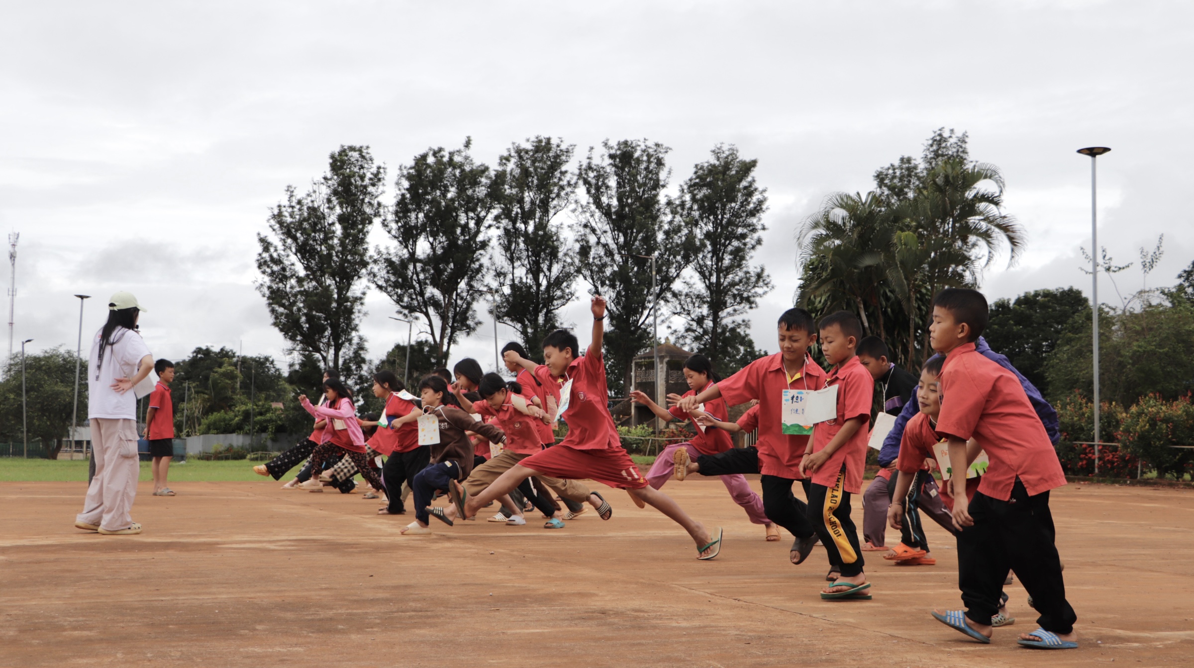 中原大學以「全人教育」推動服務學習 鼓勵青年用行動改變社會 04 中原泰國志工隊透過華語教學與文化交流,為當地孩子開啟跨文化學習的窗口。 0